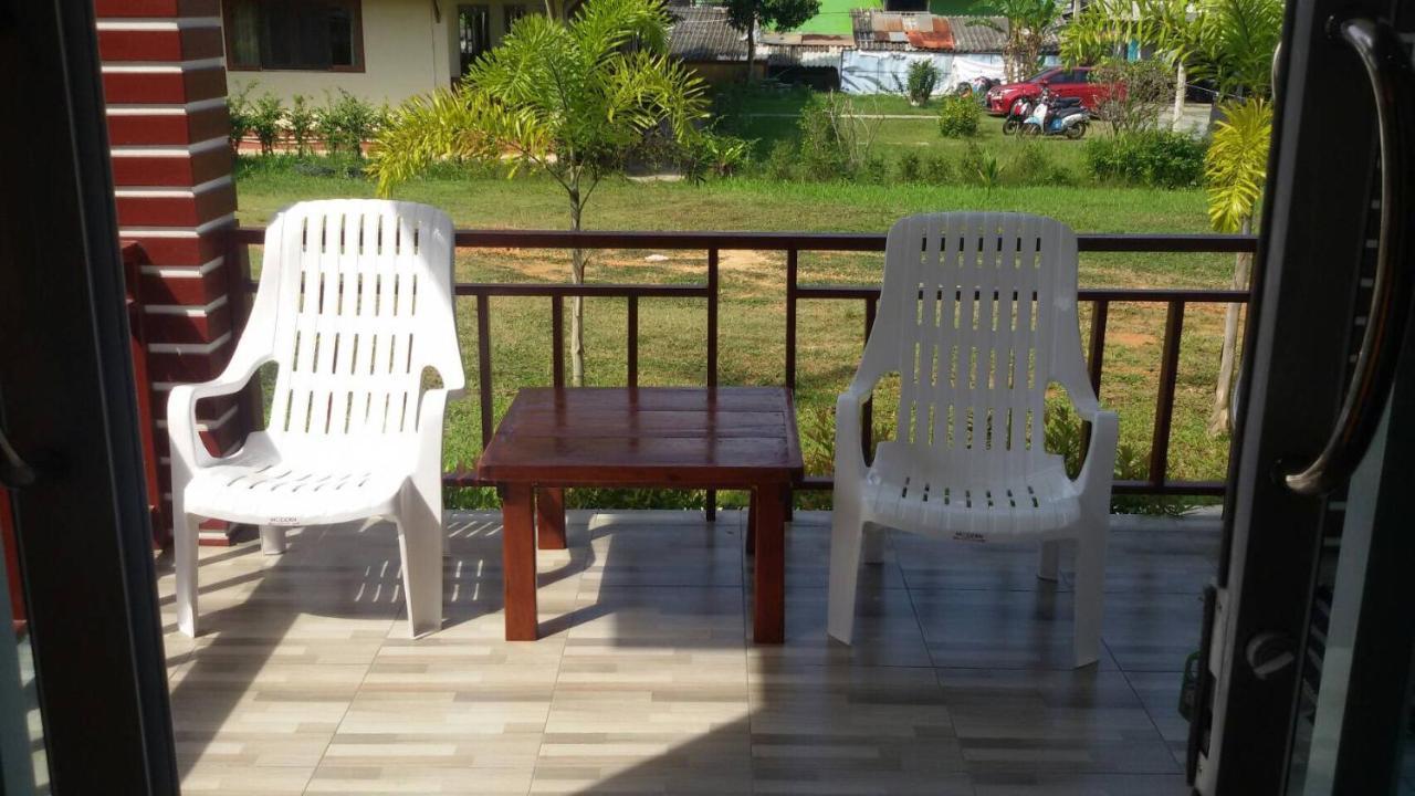 Tara House Hotel Koh Lanta Bagian luar foto
