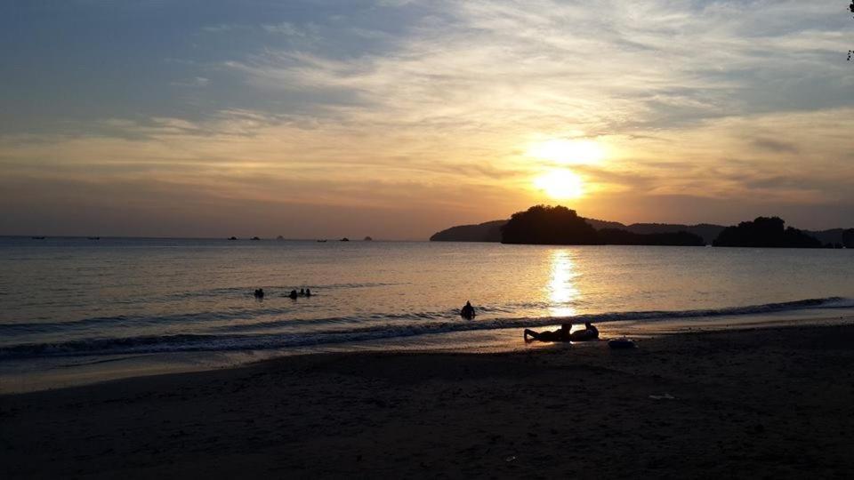 Tara House Hotel Koh Lanta Bagian luar foto